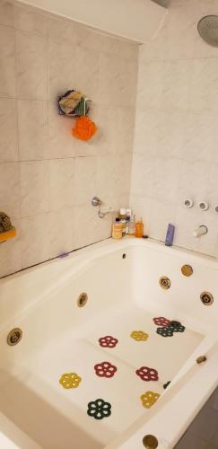 y baño con bañera con pegatinas coloridas. en La casa del Paseo en Salta