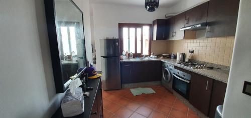a kitchen with a sink and a refrigerator at Belle appartement de vacances avec vue sur mer in Tetouan