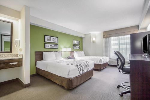 Tempat tidur dalam kamar di Sleep Inn & Suites Columbus