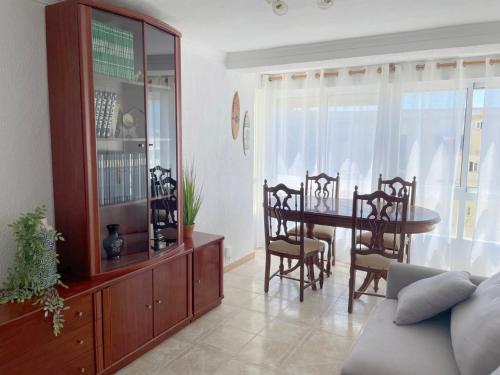 ein Wohnzimmer mit einem Tisch und einem Esszimmer in der Unterkunft Casa Baelo, 3 bedroom apartment in Tarifa, Centric and close to Old Town and Beaches in Tarifa