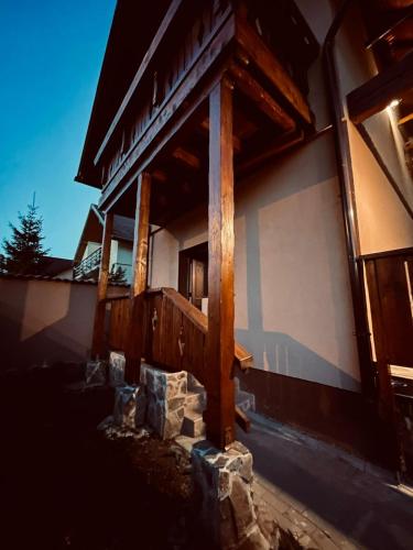 Bangunan di mana terletaknya rumah tamu ini