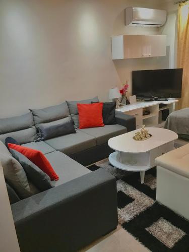 sala de estar con sofá y mesa en Nikos Apartament en Prinos