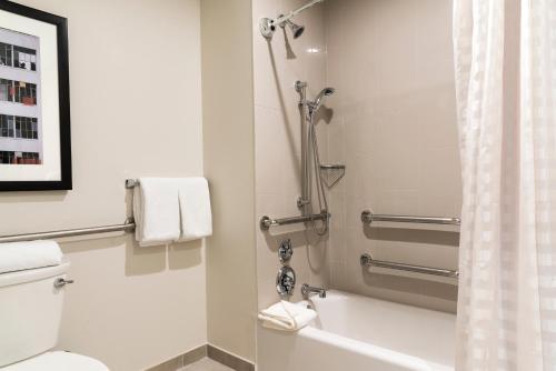 Bilik mandi di Hyatt House Austin/Downtown