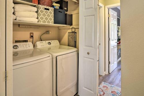 Imagen de la galería de Pet-Friendly Condo with Patio and Community Pool, en Charleston