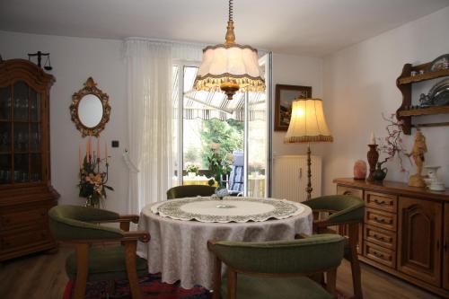 comedor con mesa, sillas y ventana en Harz-Sonne 2 en Altenau