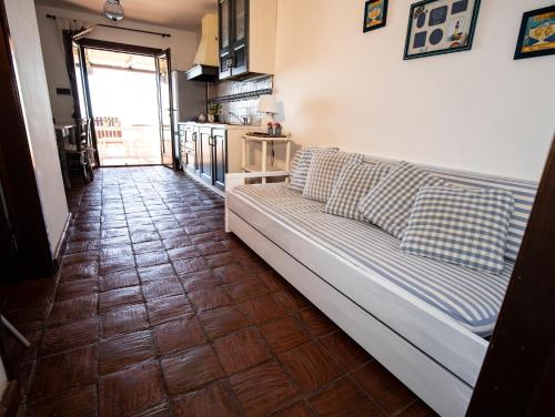 a living room with a couch and a kitchen at Villa Sciacca Lumia LUNA in Sciacca