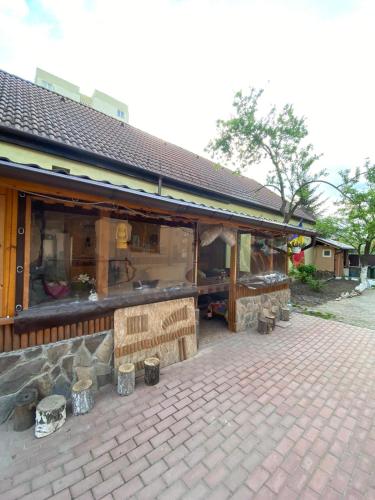 Bangunan di mana terletaknya rumah tamu ini