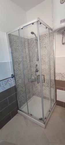 a shower with a glass door in a bathroom at DOLCE CASA Baïa Sant'Anna - Budoni in Budoni