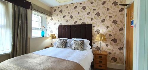 1 dormitorio con 1 cama con 2 almohadas en Marmalade Bed & Breakfast, en Torquay