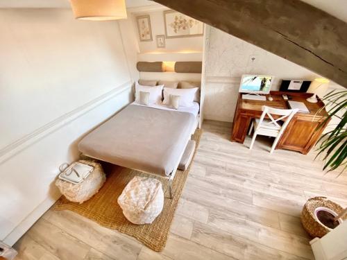 Habitación pequeña con cama y escritorio. en Èrsextius, GGB2, Nice, en Niza