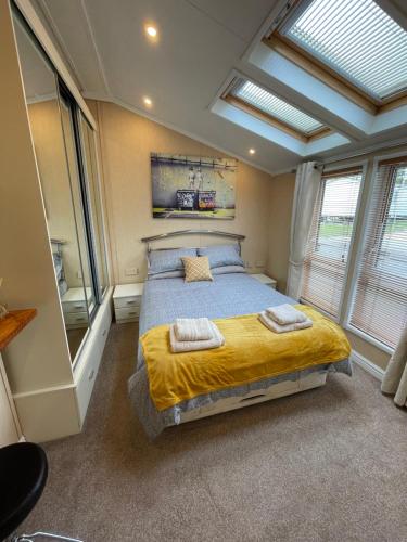 Un pat sau paturi într-o cameră la Torrey Pines - 2 bedroom hot tub lodge with free golf, NO BUGGY