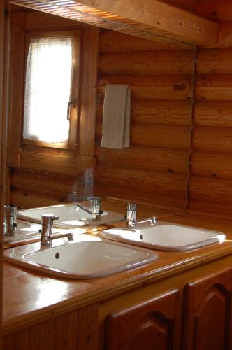 EstavarにあるChalet de Lliviaのログキャビン内のバスルーム(シンク2台付)