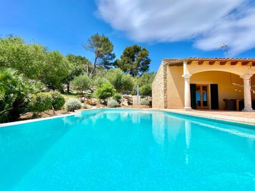 una piscina frente a una casa en Stilvolle und elegante Finca mit Salzwasser Pool * BBQ * Aussicht * Mallorca, en Artà