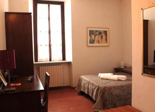 mały pokój z łóżkiem i oknem w obiekcie Hotel La Meridiana w mieście Acqui Terme