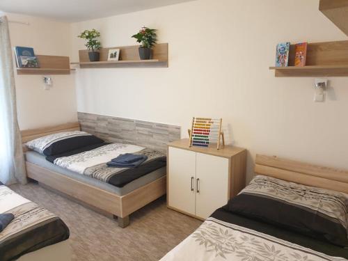 2 Betten in einem Zimmer mit 2 Einzelbetten in der Unterkunft Apartmán Lana Bojnice in Bojnice