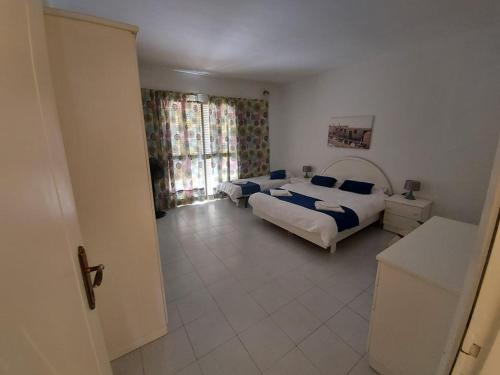 Кровать или кровати в номере Spinola Bay Sea Front Apt 6