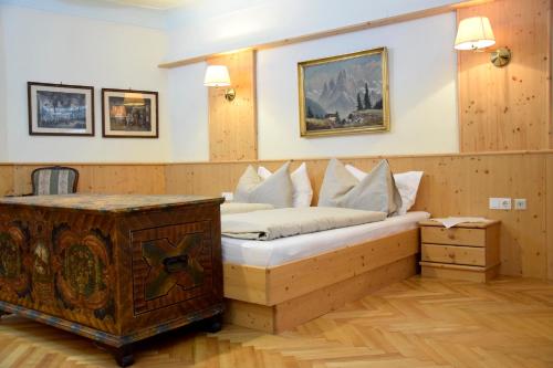 a bedroom with a bed and a wooden trunk at Rathskeller Weitra in Weitra