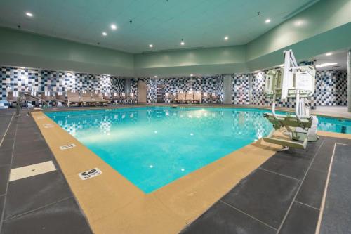 The swimming pool at or close to Holiday Inn Louisville East - Hurstbourne, an IHG Hotel