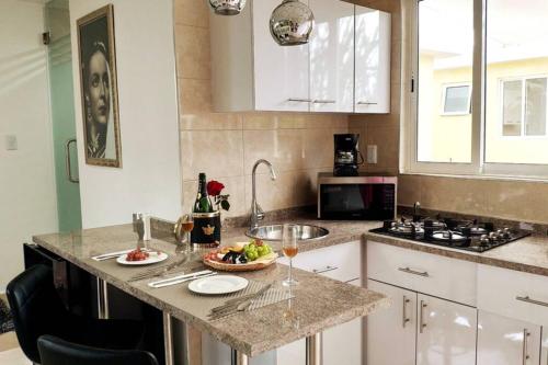 a kitchen with a counter with a bowl of fruit on it at Departamento María Félix - Dpto de 1 Habitación con Bella terraza común - Zona tranquila en CDMX in Mexico City