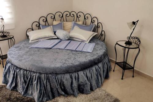 a bedroom with a large bed with a wrought iron headboard at Departamento María Félix - Dpto de 1 Habitación con Bella terraza común - Zona tranquila en CDMX in Mexico City