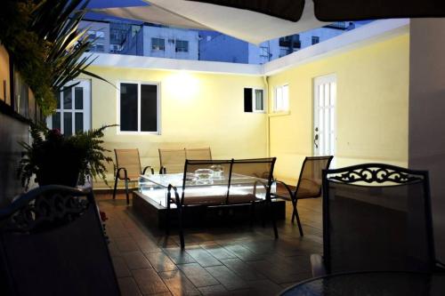a room with a bed and chairs on a patio at Departamento María Félix - Dpto de 1 Habitación con Bella terraza común - Zona tranquila en CDMX in Mexico City