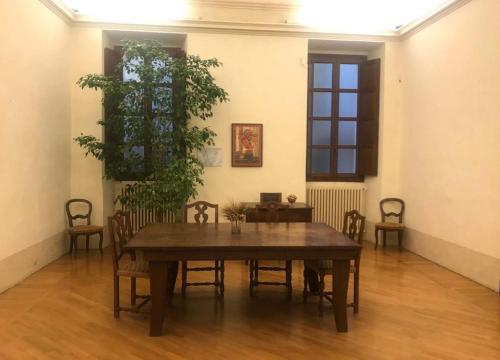 jadalnia z drewnianym stołem i krzesłami w obiekcie Hotel La Meridiana w mieście Acqui Terme