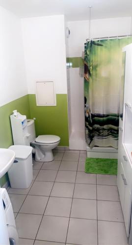 Kúpeľňa v ubytovaní APPARTEMENT F2 en résidence avec parking privé