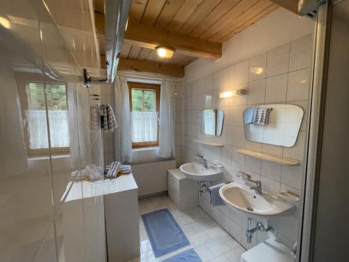 A bathroom at Gasthof Scherer