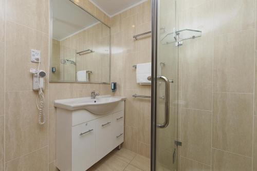 Kamar mandi di ibis Styles Canberra