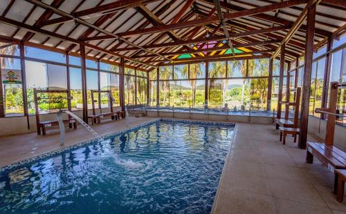 - une piscine dans un bâtiment avec fenêtres dans l'établissement Zagaia Eco Resort, à Bonito