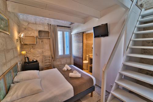 Hôtel La Muette tesisinde bir odada yatak veya yataklar