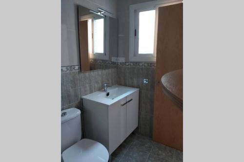 La salle de bains est pourvue d'un lavabo, de toilettes et d'un miroir. dans l'établissement MAR Y SIERRA DE TORROX, à Torrox
