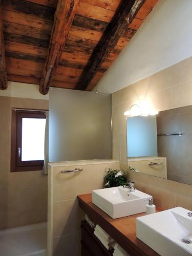 a bathroom with a sink and a mirror at Casa Rural Vistes de Morella in Morella