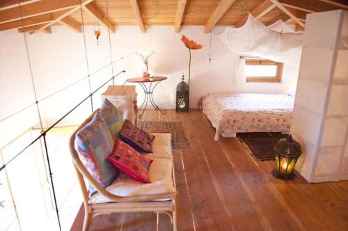 Postel nebo postele na pokoji v ubytování Romántica Fuego - Eco Retreat Finca Artis Tirma