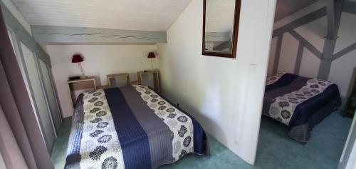 1 dormitorio con 2 camas en una habitación en Gite 4kms plage grand domaine privé lacs natura 2000, en Lit-et-Mixe