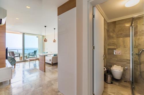 Koupelna v ubytování Azure Dream Suite