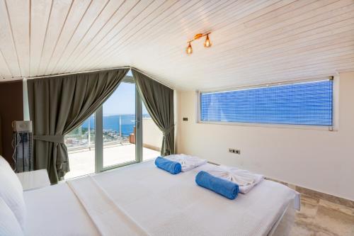 Postel nebo postele na pokoji v ubytování Azure Dream Suite