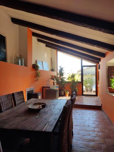 een eetkamer met een houten tafel en een groot raam bij La Posada de Chinchilla in Chinchilla de Monte-Aragón