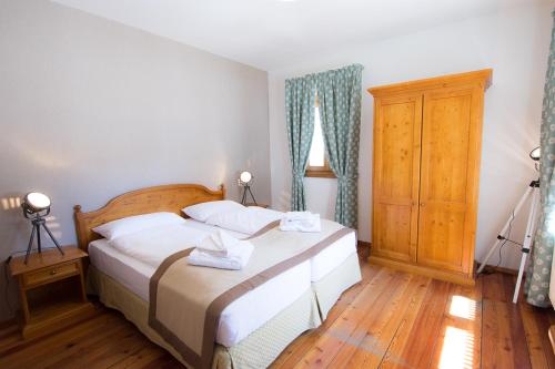 Ένα ή περισσότερα κρεβάτια σε δωμάτιο στο Comelico Chalet