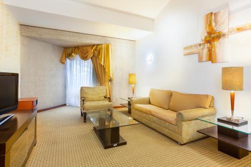a living room with a couch and a television at Radisson San Jose-Costa Rica in San José