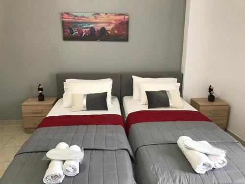 two beds sitting next to each other in a bedroom at Heaven Studios & Apartments in Stalís