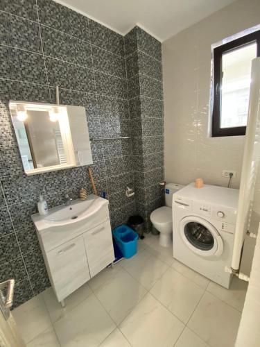 a bathroom with a washing machine and a washer at Apartament Ella D25 Mackerel in Mamaia Sat/Năvodari