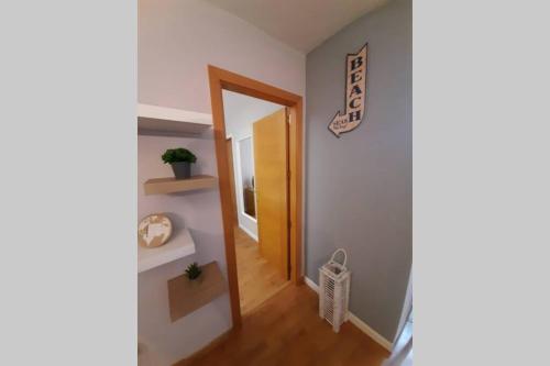 un pasillo con una puerta y un cartel en la pared en Apartamento moderno Timanfaya, en Santa Cruz de Tenerife