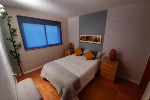 Un dormitorio con una cama grande y una ventana en Apartamento moderno Timanfaya, en Santa Cruz de Tenerife