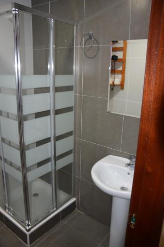 uma casa de banho com um chuveiro e um lavatório. em La Fuente de la Quintana em Arredondo