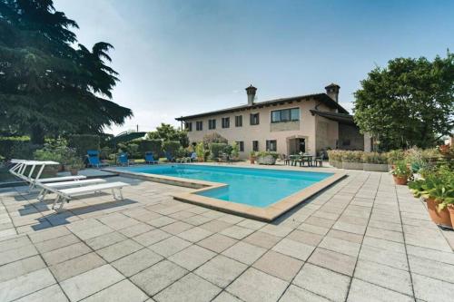 uma piscina em frente a uma casa em Villa Stefania Asolo piscina e biliardo em Riese