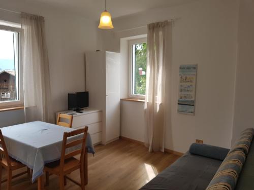 a living room with a table and a couch at Apartments Garni Steffi in Fiè