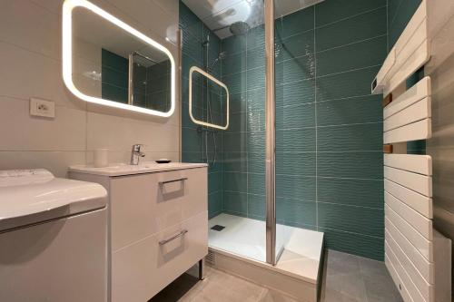 y baño con ducha y lavamanos. en Luxury apartment with exceptional view on the Cher river, en Saint-Avertin