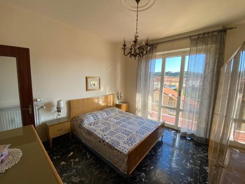 Un dormitorio con una cama y una ventana grande. en Apartment via Antica Romana, en Sestri Levante