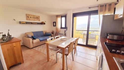 une cuisine et un salon avec une table et un canapé dans l'établissement Porticcio - Casa Corsa, à Porticcio